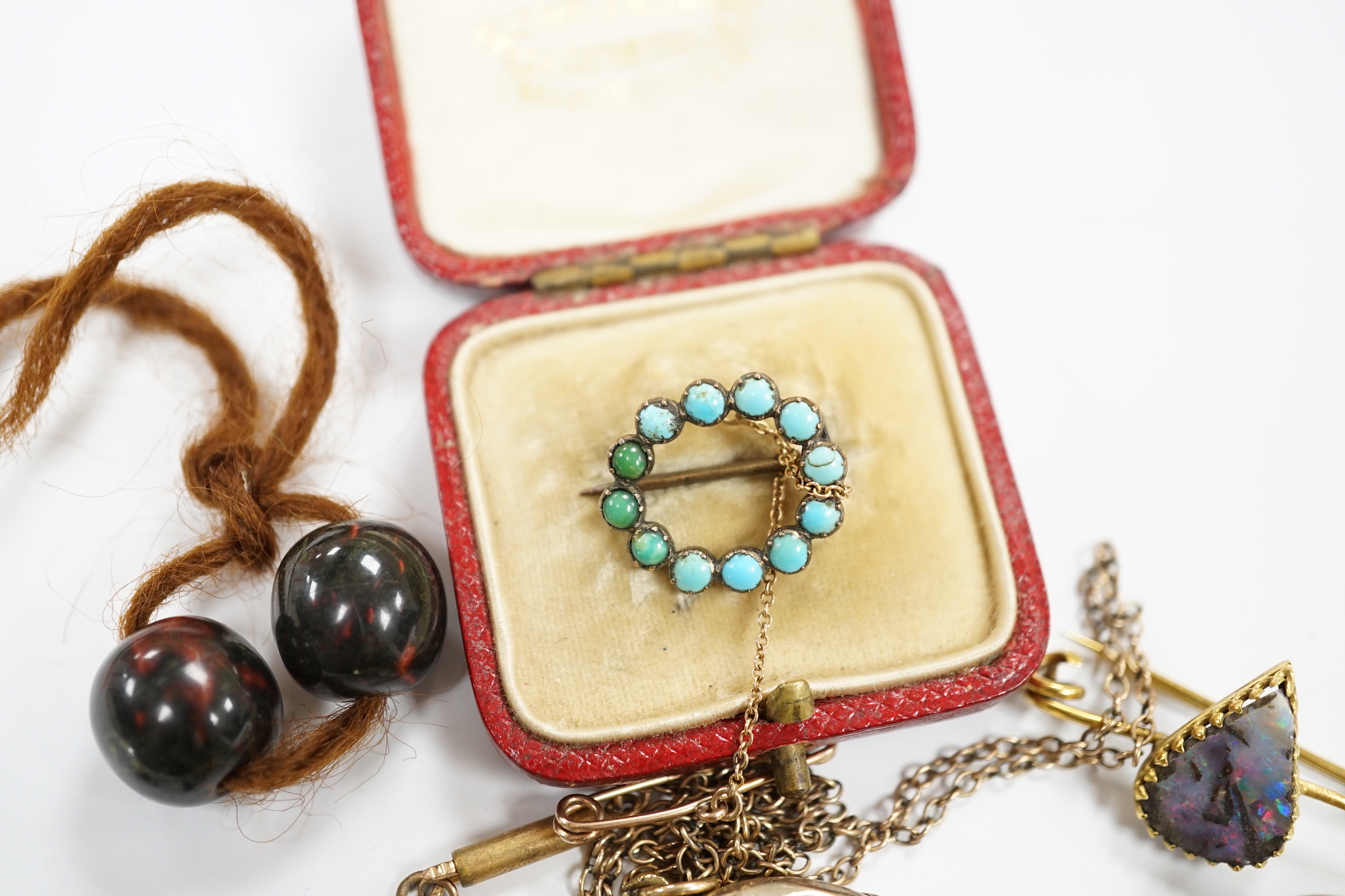 Three antique brooches, including a mourning brooch and a group of assorted jewellery including a 'Remember' locket, a 9ct mounted oval cameo shell brooch and a George V small silver and enamel buckle brooch by Charles H